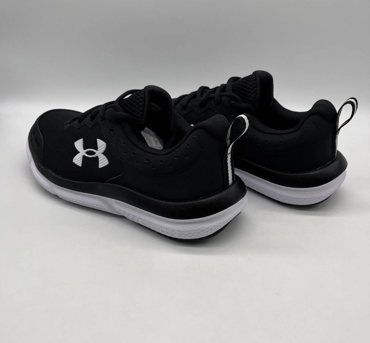 Zapatos Under Armour Charged Assert 10 Mujer – Black/White | Running Original - Talla 6