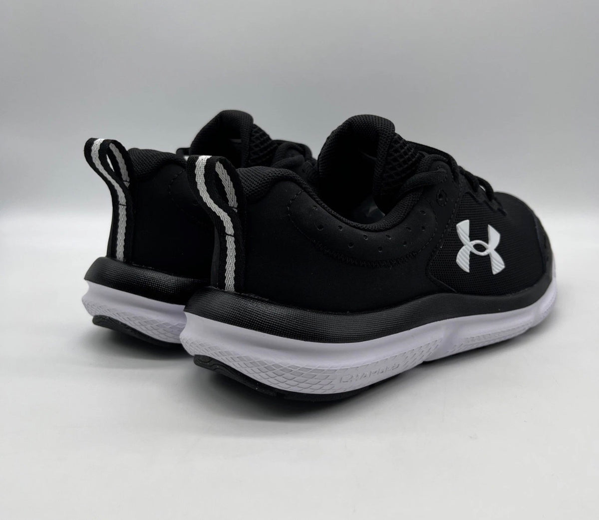 Zapatos Under Armour Charged Assert 10 Mujer – Black/White | Running Original - Talla 6